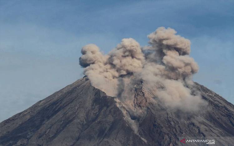 Awan panas yang keluar dari kawah gunung Semeru terlihat dari Desa Supiturang, Pronojiwo, Lumajang, Jawa Timur