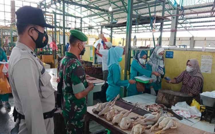 Sambangi Pedagang, Babinsa Kelurahan Baru Kawal Vaksinasi Mobile