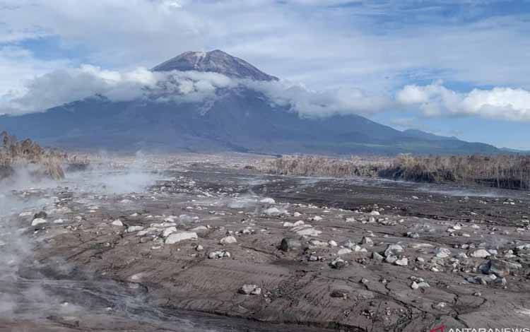 Bekas aliran lahar yang merusak areal pertanian di kawasan Umbulan, Dusun Sumbersari, Desa Supiturang, Kecamatan Pronojiwo Kabupaten Lumajang dengan latar belakang Gunung Semeru, Rabu (8/12/2021)