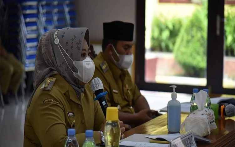 Bupati Kobar Nurhidayah didampingi Wakil Bupati Kobar Ahmadi Riansyah memimpin rapat membahas pembatasan kegiatan masyarakat di tengah pandemi Covid-19