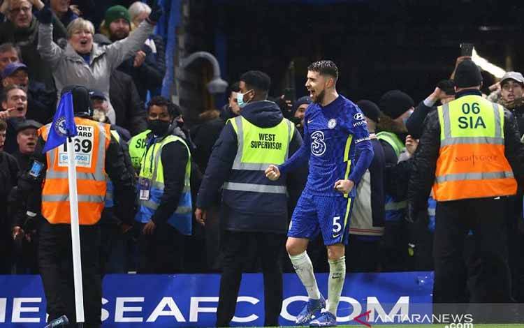 Gelandang Chelsea Jorginho melakukan selebrasi seusai mengkonversi tendangan penalti keduanya demi mengunci kemenangan dramatis atas Leeds United dalam laga lanjutan Liga Inggris di Stadion Stamford Bridge, London, Inggris, Sabtu (11/12/2021).