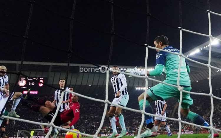 Gol Akrobatik Ibrahimovic Selamatkan Milan dari Terkeman Udinese