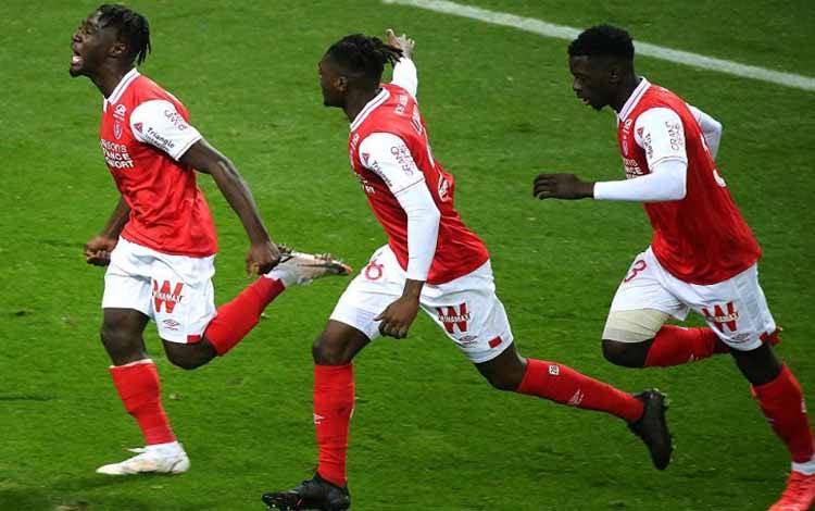 Stade de Reims Kian Sengsarkan Juru Kunci Saint-Etienne