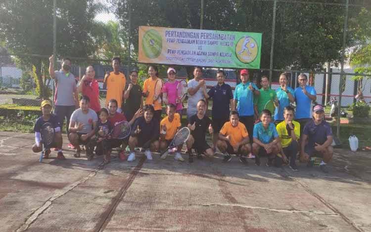 Pengadilan Negeri dan Pengadilan Agama Sampit Lakukan Laga Persahabatan Olahraga Tenis