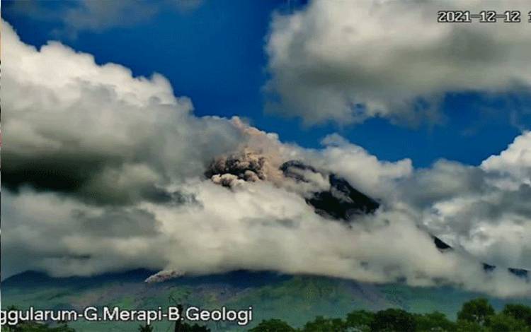Gunung Merapi di perbatasan Provinsi Jawa Tengah dan Daerah Istimewa Yogyakarta meluncurkan awan panas guguran 2.000 meter pada Minggu. (ANTARA/HO/BPPTKG)
