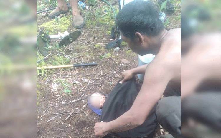 Bayi yang ditemukan warga di semak-semak.