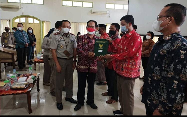 4.047 Warga Murung Raya Terima Sertifikat PTSL
