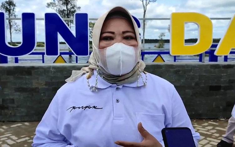 Bupati Kobar Nurhidayah