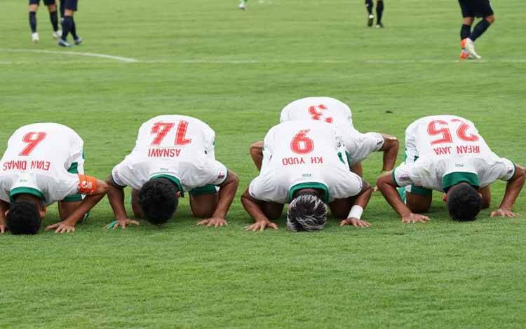 Sejumlah pesepak bola Timnas Indonesia bersujud syukur usai membobol gawang Timnas Laos di dalam babak pertama pertandingan grup B Piala AFF 2020 di Stadion Bishan, Singapura, Minggu (12/12/21). Timnas Indonesia berhasil mengalahkan Laos 5-1
