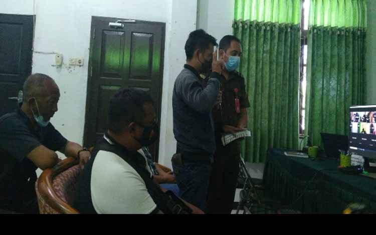 Sani alias Ingking, Meling dan Ijal terdakwa pencuri sawit