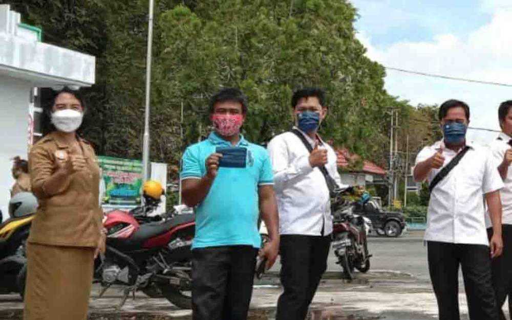 Memakai masker sebagai salah satu langkah mencegah Covid-19.