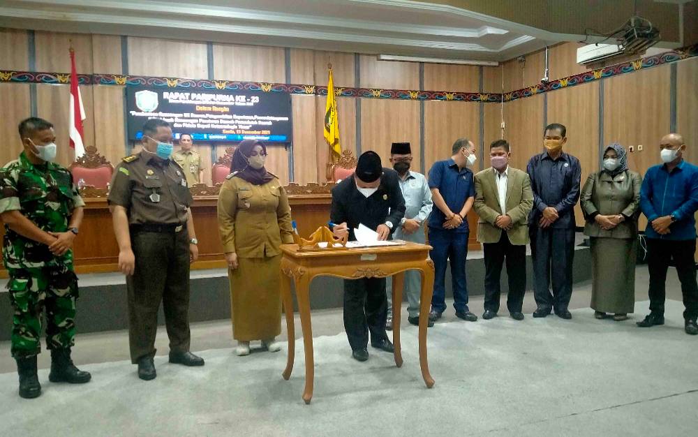Pemkab Kotim dan DPRD sahkan 2 buah perda.