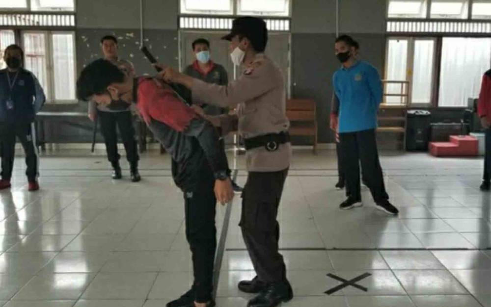 Petugas Pengamanan Rutan Kuala Kapuas Ikuti Latihan Bela Diri dari Satbinmas Polres