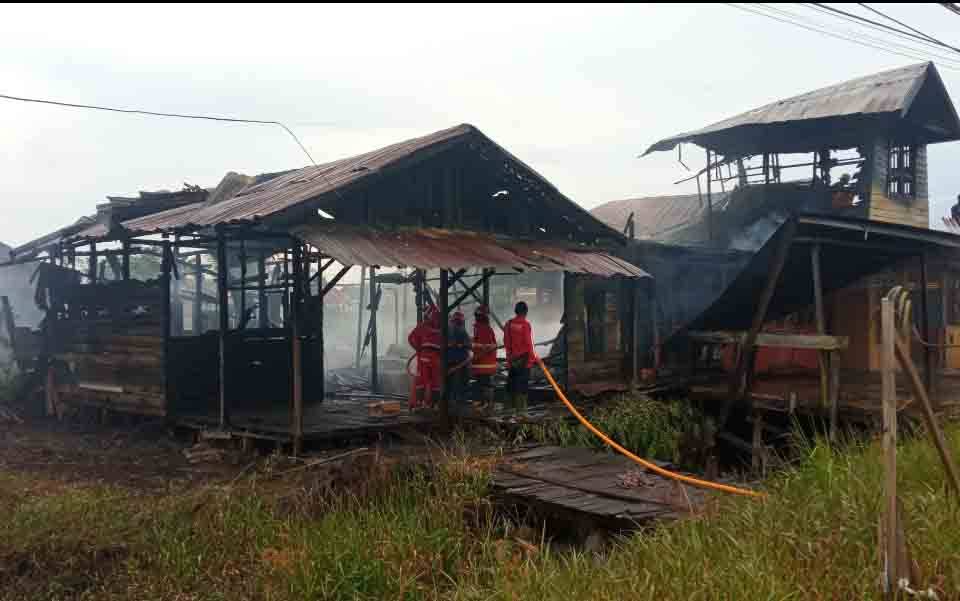 Anggota Damkar Kobar saat memadamkan kebakaran di sebuah rumah yang berlokasi dekat Bundaran Tudung Saji, RT 18, Kelurahan Baru, Senin, 13 Desember 2021.