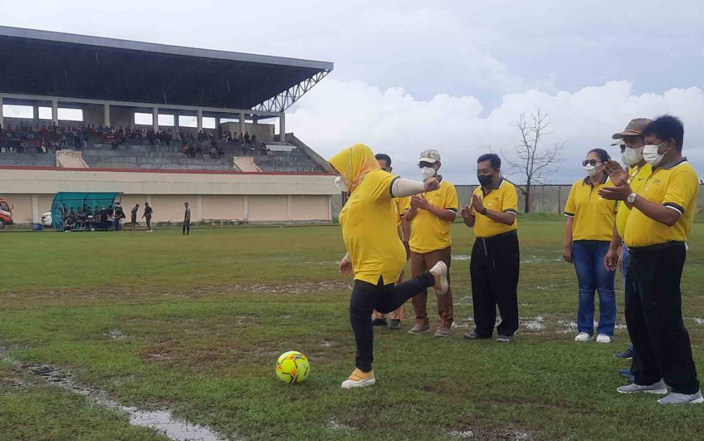 Bupati Kobar Nurhidayah, Buka Turnamen Sepak Bola Bupati Cup ke XV 2021