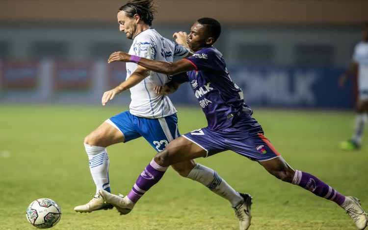 Pesepak bola Persib Bandung Marc Anthony Klok (kiri) berusaha melewati hadangan pesepak bola Persita Tangerang Altalariq Ballah (kanan) dalam lanjutan Liga 1 2021-2022 di Stadion WIbawa Mukti, Cikarang, Kabupaten Bekasi, Jawa Barat, Sabtu (11/9/2021). Persib Bandung tekuk Persita Tangerang 2-1.