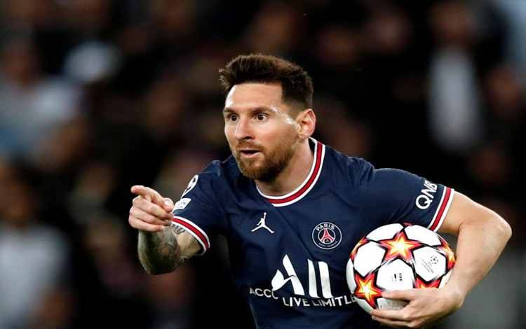 Pemain Paris St Germani Lionele Messi melakukan selebrasi usai mencetak gole ketiga ke gawang RB Leipzig dan memenangkan pertandingan dengan skor 3-2 pada laga Liga Champions di Parc de Princes, Paris, Prancis, Selasa (19/10/2021)