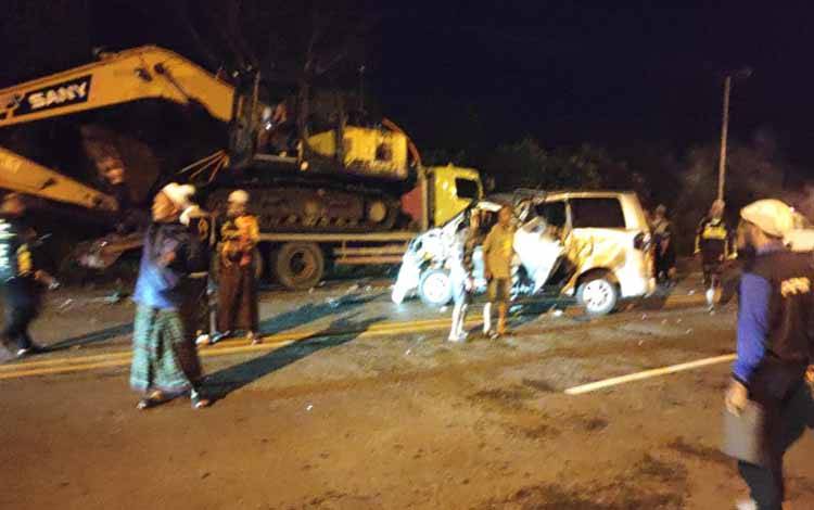 Mobil Ketua PC NU Katingan Terlibat Kecelakaan dengan Tronton