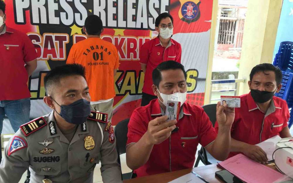 Begini Cara Pelaku Pembuat SIM Palsu yang Diamankan Polres Kapuas