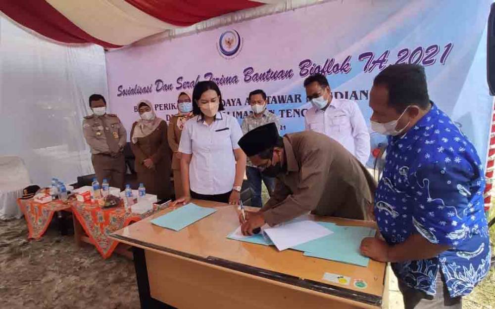 KKP Serahkan Bantuan 4 Paket Sarana Bioflok di Kalteng