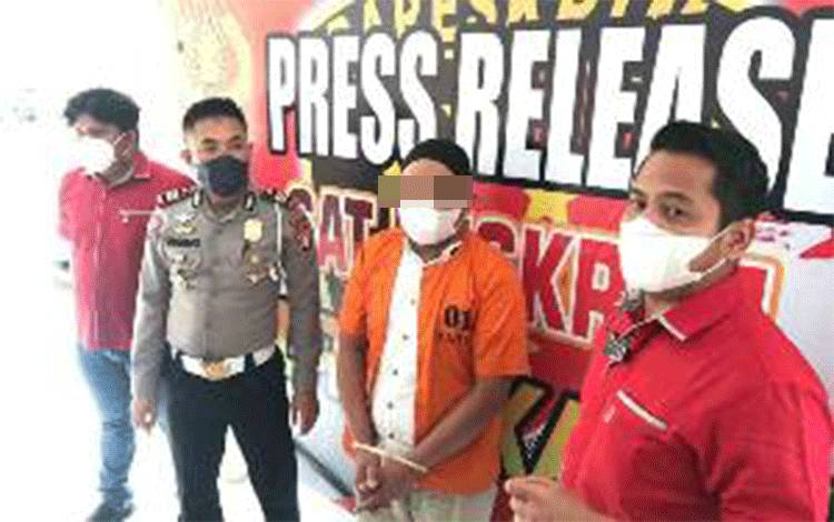 Kasatreskrim AKP Kristanto Situmeang dan Kasatlantas AKP Sugeng dalam pres rilis pengungkapan kasus pembuat SIM palsu pada Selasa, 14 Desember 2021.