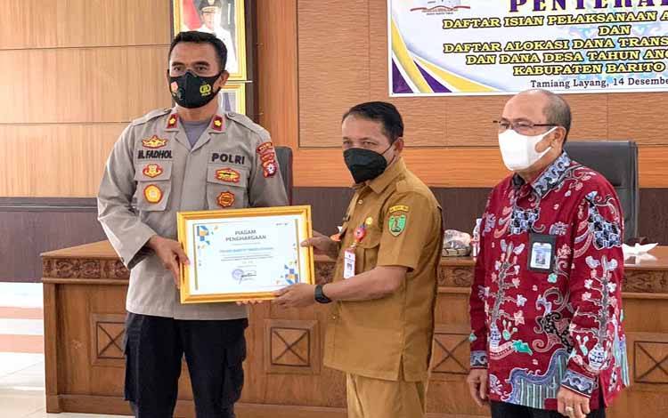 agustinus bole maloLampiran19.23 (2 jam yang lalu)kepada sayaWakil Bupati Barito Timur, Habib Said Abdul Saleh menyerahkan piagam penghargaan pada acara penyerahan DIPA tahun anggaran 2022 kepada para pimpinan instansi vertikal selaku kuasa pengguna anggaran atau KPA serta alokasi transfer ke daerah dan DD tahun 2022 kepada kepala daerah.