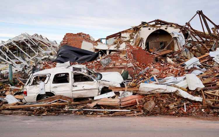 Kondisi sebuah kawasan yang hancur dihantam tornado di Mayfield, Kentucky, AS, Sabtu (11/12/2021)