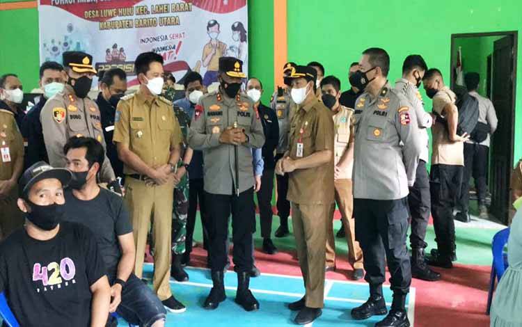 Kapolda Kalteng Tinjau Vaksinasi Massal di Desa Luwe Hulu