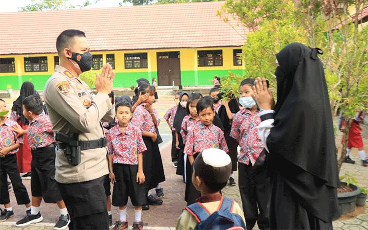 Kapolres Seruyan Kunjungi SDN 1 Kuala Pembuang II
