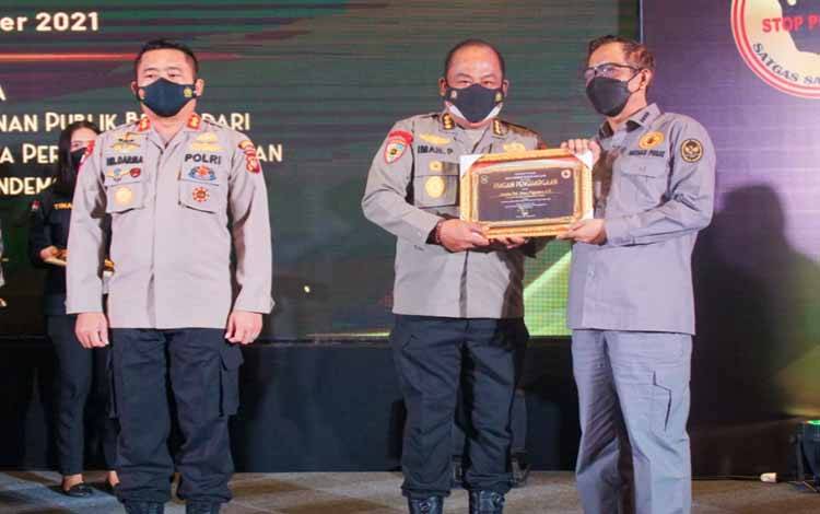 Irwasda Polda Kalteng Kombes Iman Prijantoro menerima penghargaan dari Menkopolhukam Mohammad Mahfud MD