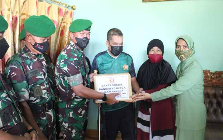 Dandim Palangka Raya Beri Perhatian Anggotanya yang Sakit