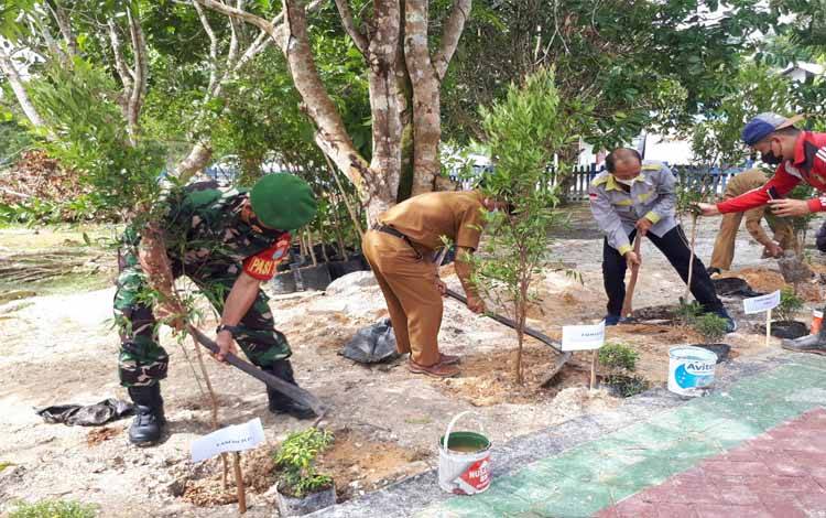 Kodim Muara Teweh Dukung Program Adiwiyata dengan Penanaman Pohon
