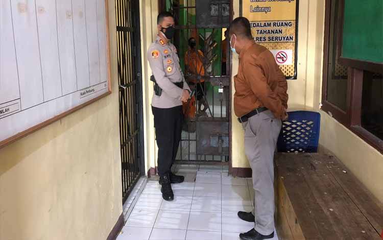 Kapolres Seruyan AKBP Bayu Wicaksono mengecek keadaan ruang tahanan