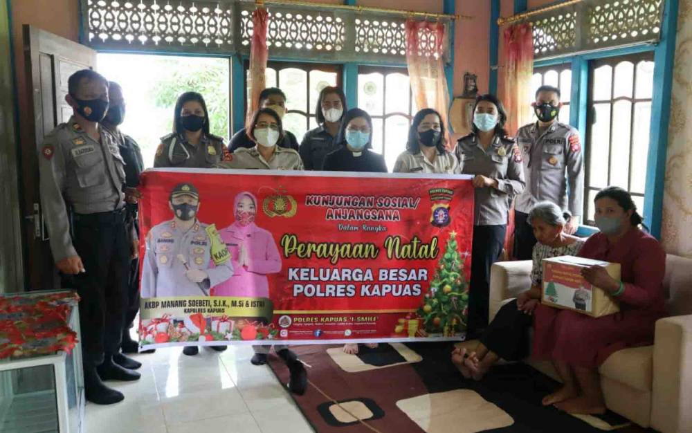 Sambut Natal, Personel Polres Kapuas Anjangsana ke Rumah Warga