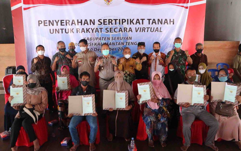 Kantor Pertanahan Kabupaten Seruyan saat melaksanakan kegiatan penyerahan sertipikat tanah kepada masyarakat di Kabupaten Seruyan