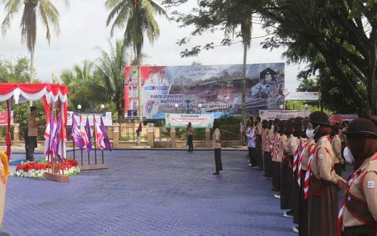 Bupati Barito Utara, H Nadalsyah saat memimpin upacara Hari Pramuka ke-60 dan pembukaan Lomba Prestasi Pramuka Penggalang dan Penegak/Pandega (LP3) tahun 2021 di halaman kantor bupati, Kamis, 16 Desember 2021.