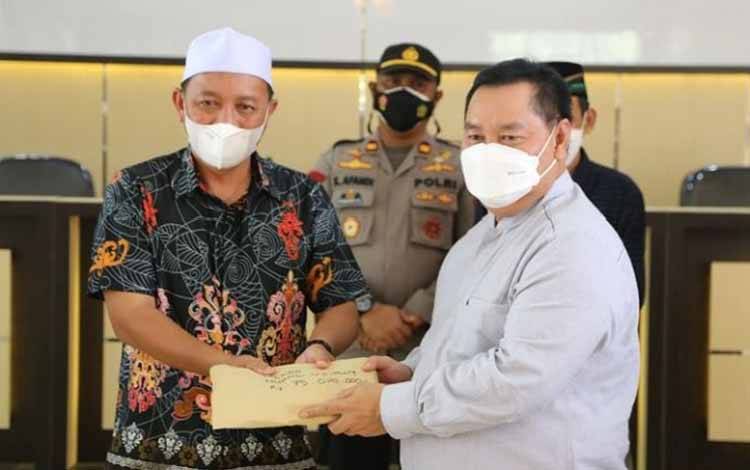 Sejumlah Rumah Ibadah Diberikan Bantuan oleh Pemkab Kotim