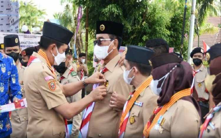 Bupati Barito Utara Sematkan Tanda Penghargaan Gerakan Pramuka