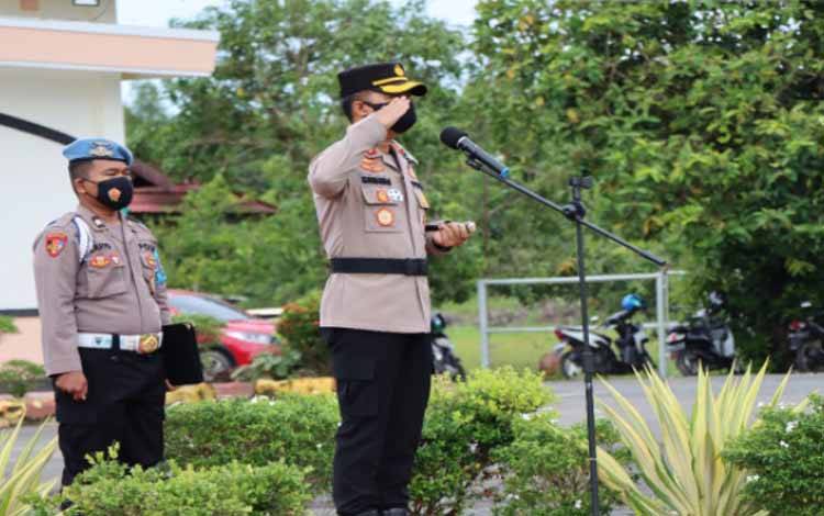 Kapolres Pulang Pisau AKBP Kurniawan Hartono memimpin upacara bulanan 17 kesadaraan nasional, Jumat 17 Desember 2021