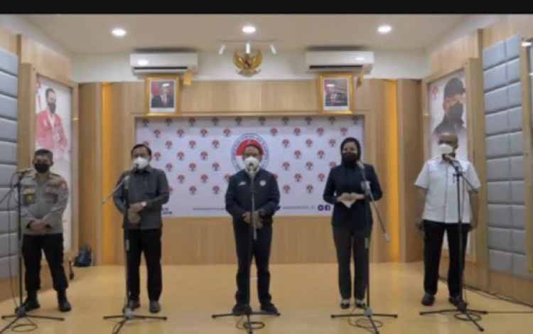 Menteri Pemuda dan Olahraga Republik Indonesia Zainudin Amali (tengah) mengumumkan digelarnya kompetisi bola voli Proliga 2022 dalam konferensi pers yang diikuti secara virtual di Jamarta, Jumat (17/11/2021)