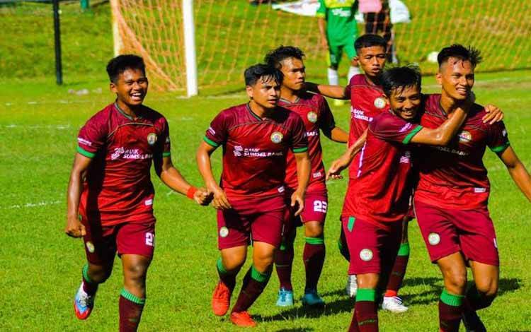 Pemain PS Palembang merayakan kemenangan setelah mengalahkan Persimura dengan skor 5-2 di Stadion Talang Jimar, Prabumulih, Jumat (17/12/21)