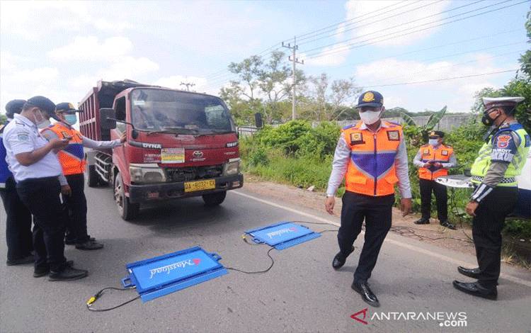 Polda Kalsel Tindak 155 Truk Bermuatan Melebihi Tonase