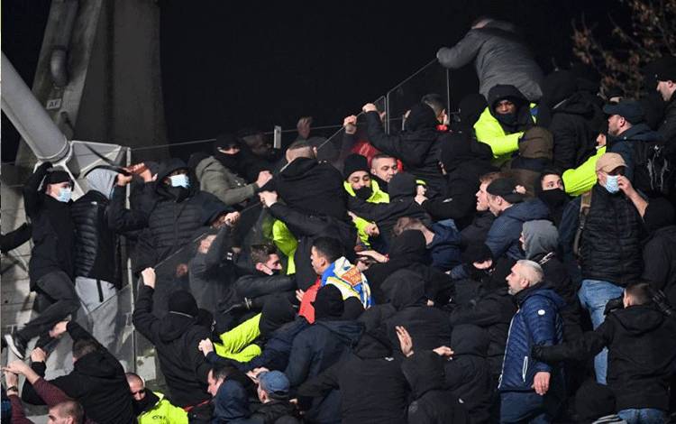 Laga Paris FC vs Lyon Dihentikan Setelah Penonton Baku Hantam