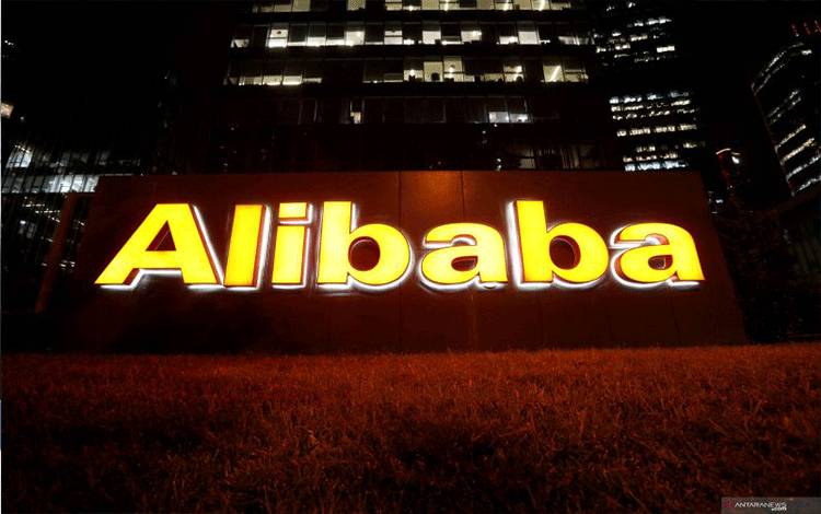 FILE PHOTO: The Alibaba Group logo is lit up at its office building in Beijing, China August 9, 2021. REUTERS/Tingshu Wang/File Photo (Reuters/TINGSHU WANG)