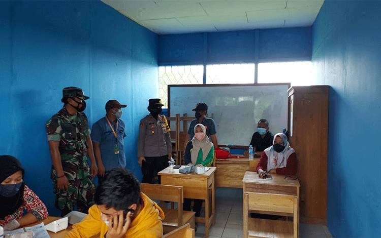 Kapolsek Kapuas Murung Monitoring Vaksinasi Covid-19 di Sei Haur