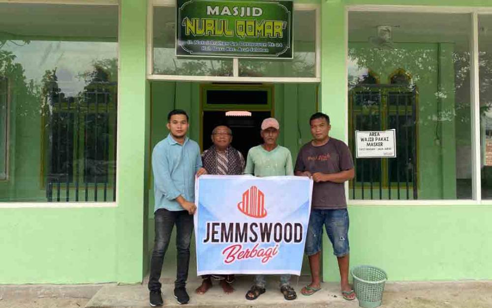 PT Jemms Wood Alam Semesta Salurkan Bantuan Semen ke Masjid Nurul Qomar