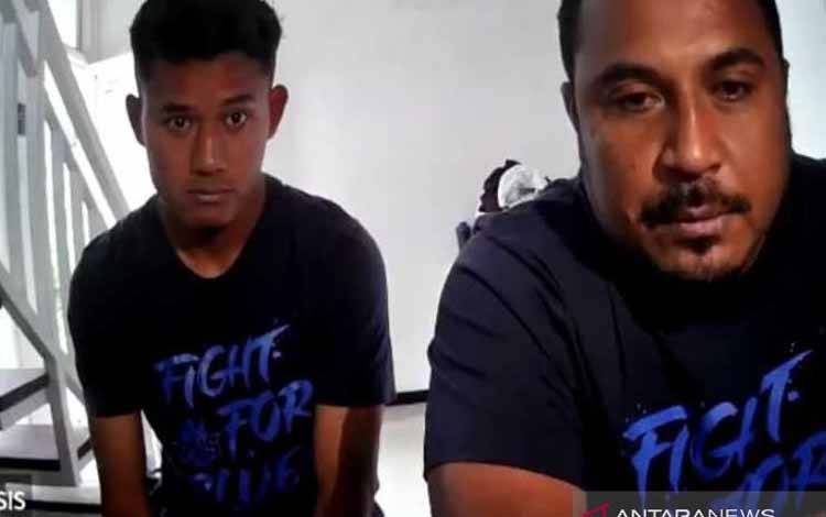 Pelatih PSIS Semaran Imran Nahumarury, (kanan) bersama Pemain tengah PSIS Reza Irfana (kiri) dalam konferensi pers vitual, di Solo, Jumat (10/12/2021)