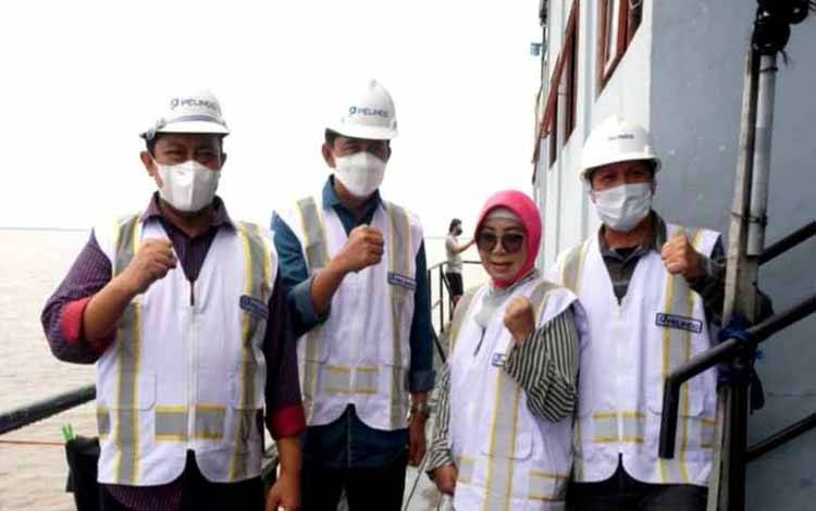 Bupati Barito Utara, Nadalsyah bersama Wakil Bupati Sugianto Panala putra saat mendampingi Wakil Gubernur Kalteng, edy Prawoto saat melakukan kerja ke Pelabuhan Trisakti Kalsel, Sabtu 18 Desember 2021