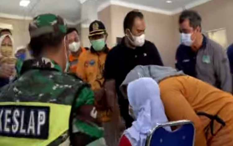 Bupati Kobar Nurhidayah saat menghadiri kick off vaksinasi untuk anak - anak