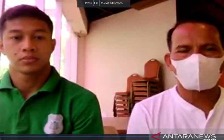 Pelatih PSMS Medan Ansyari Lubis (kanan) didampingi pemain Muhammad Amin Fisabilillah (kiri) berbicara pada sesi konferensi pers virtual sebelum pertandingan melawan PSIM Yogyakarta pada babak delapan besar Liga 2 Grup Y di Stadion Wibawa Mukti, Cikarang, Kabupaten Bekasi, Minggu (19/12/2021)